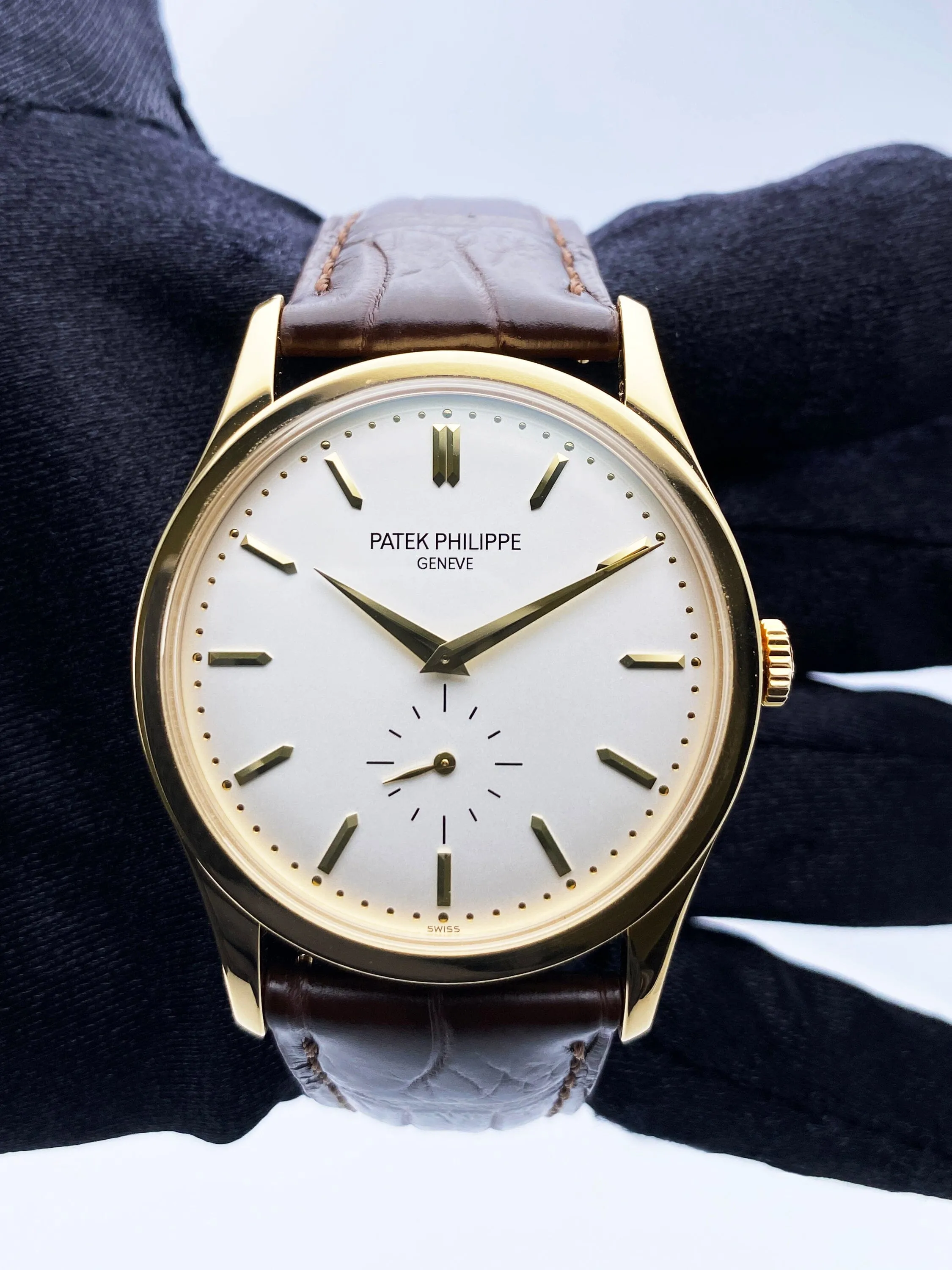 Patek Philippe Calatrava 5196J 18K Yellow Gold Mens Watch